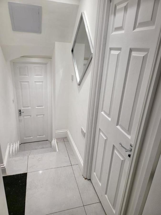 Fancy Basement Flat A Londres Exterior foto