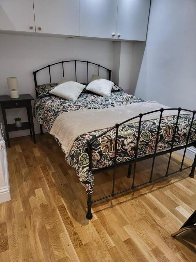 Fancy Basement Flat A Londres Exterior foto