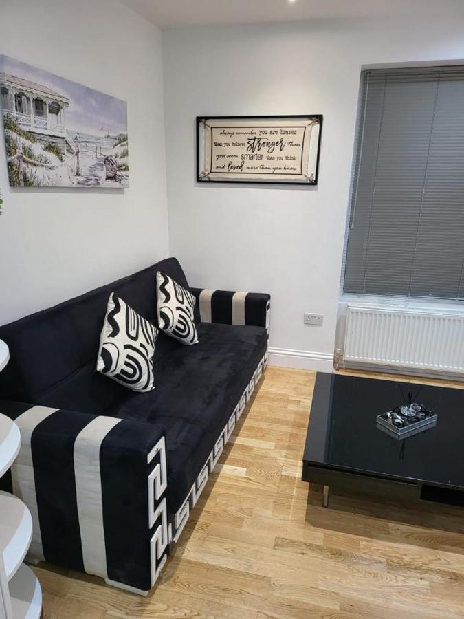 Fancy Basement Flat A Londres Exterior foto